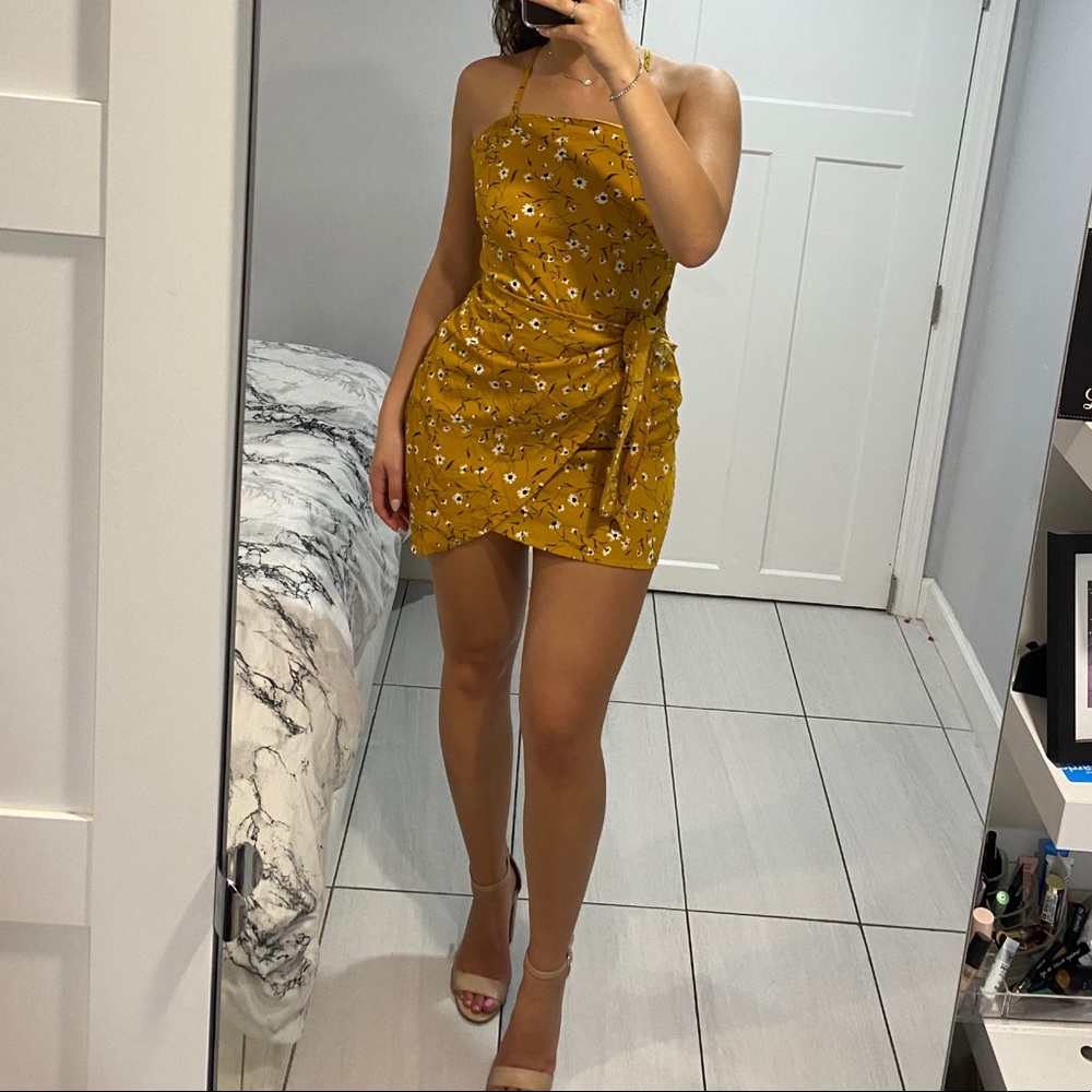Open back wrap daisy print dress